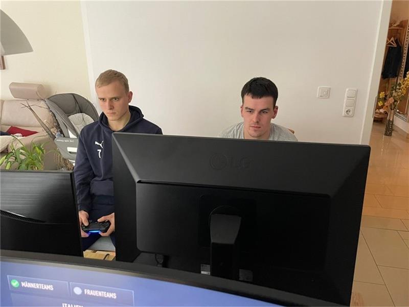 A/O-Duo fängt lmmenbecker in E-Football-Meisterschaft noch ab Das Siegerteam Löhden/Böhning. Foto: NFV-Kreis Stade