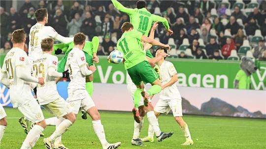 Das Siegtor für Wolfsburg: Jonas Wind (5.v.l)  köpft in der Nachspielzeit das 4:3 gegen Mainz.