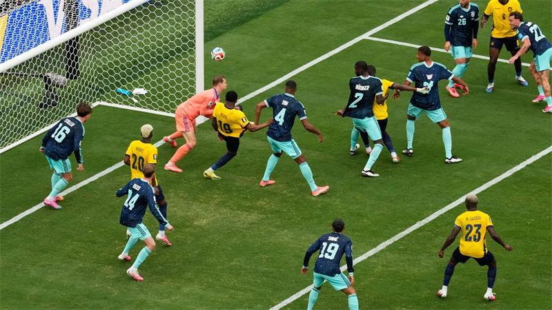 Neuers Warten auf die „Winner-Aktionen“ Das Siegtor von Ecuador aus der Vogelperspektive.