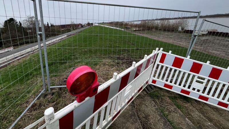 Das Sielrohr liegt im Elbdeich: Doch die klimawandelbedingte Erhöhung in Hinterbrack wird erst 2027 starten.