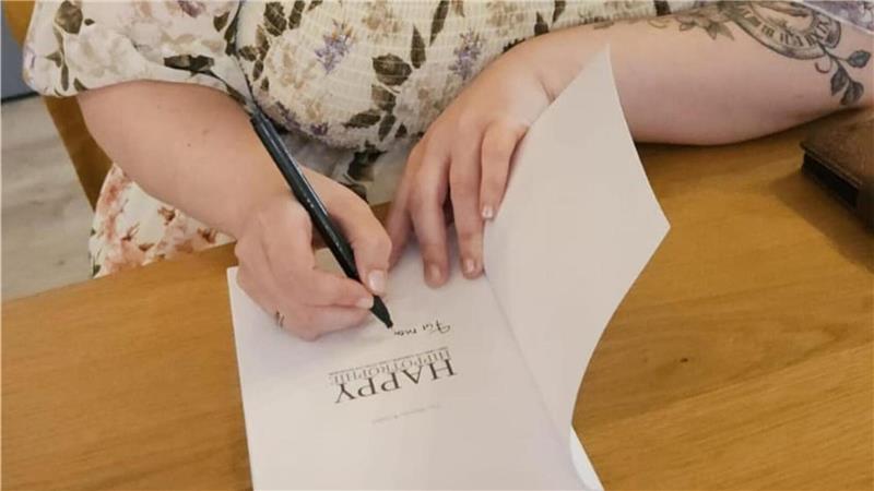 Wenn Diäten versagen: 46-Jährige kämpft gegen Lipohypertrophie Das Signieren ihrer Bücher war für Tina Mareike Kuschel bei ihrer Lesung besonders emotional.
