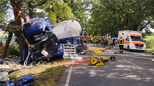 Das Silofahrzeug hat an der B75 bei Sottrum (Landkreis Rotenburg) einen Baum gerammt.