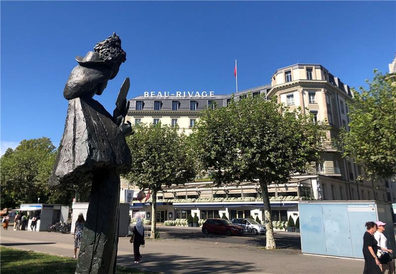 Das Attentat auf Kaiserin Sisi vor 125 Jahren Das Sisi-Denkmal am Ufer des Genfer Sees, wo die österreichische Kaiserin 1898 ermordet wurde.