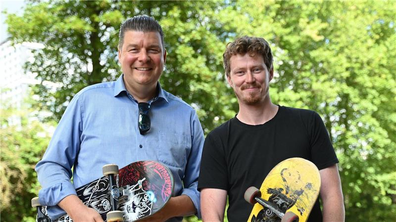 Bestand von Hamburgs einziger Indoor-Skateanlage gesichert Das Skateland benötigt dringend Geld. Durch die Mietvertragsverlängerung sollen Förderanträge nun einfacher werden, sagte Finanzsenator Andreas Dressel (SPD/l.). Der Verein ist aber nach wie vor auf Spenden angewiesen, betont Geschäftsführer Philipp Lange.