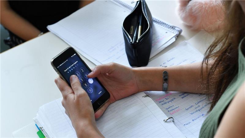 Das Smartphone als ständiger Begleiter und permanente Ablenkung - in der Schule wird das zum Problem. (Archivbild)