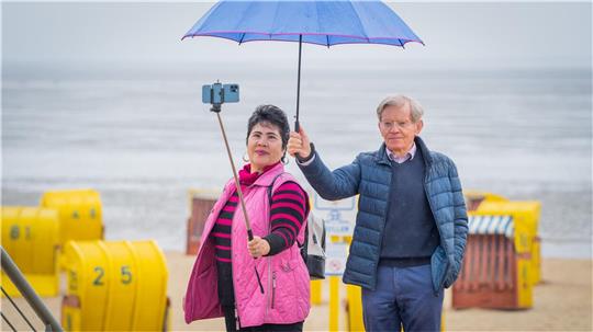 Das Smartphone von Jocelyn Schwarz und Ehemann Olaf ist immer mit dabei. Foto: Arnd Hartmann