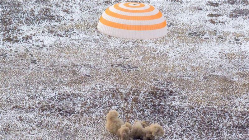 Das Sojus MS-27-Raumschiff ist bei der Landung in einem abgelegenen Gebiet in der Nähe der Stadt Zhezkazgan in Kasachstan zu sehen. An Bord sind der NASA-Astronaut Jonny Kim (Expedition 73) und die Roscosmos-Kosmonauten Sergei Ryzhikov und Alexei Zubritsky.