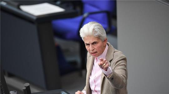 „Das Sondervermögen Bundeswehr in Höhe von 100 Milliarden Euro bleibt weiter vorhanden, da es im Grundgesetz verankert ist. Hier gibt es keine Auswirkungen des Urteils“, sagt Marie-Agnes Strack-Zimmermann.