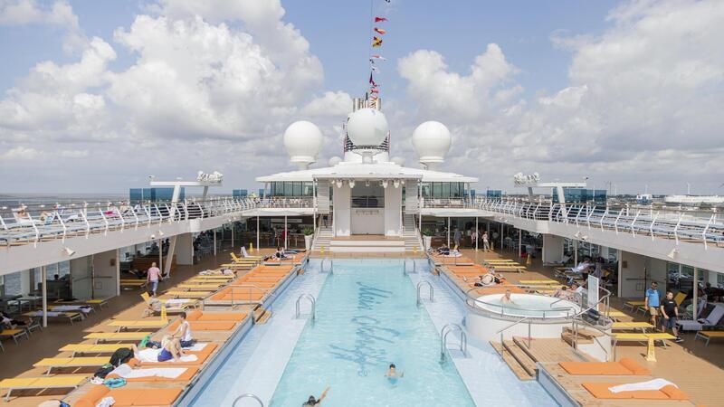 Das Sonnendeck der „Mein Schiff 3“. Der Kreuzliner ist schon seit 2020 durchgehend in Bremerhaven stationiert und bleibt es auch mindestens bis 2026.