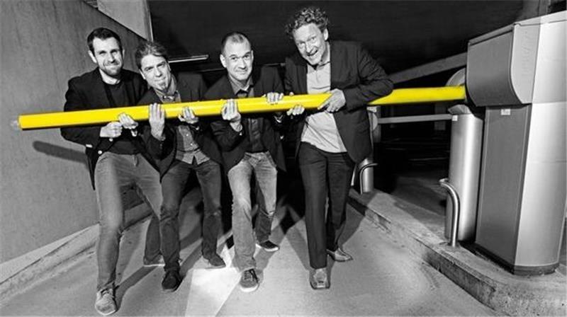 Trompeter Peer Baierlein spielt wieder in der Stader Seminarturnhalle Die vier Musiker des South Quartets umfassen eine gelbe Parkplatz-Schranke