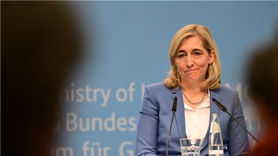 Das Sparpaket für die Krankenversicherung soll am Mittwoch vom Kabinett auf den Weg gebracht werden. (Archivbild) 