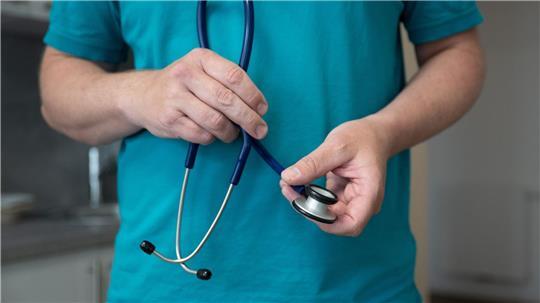 Das Sparpaket soll die gesetzlichen Krankenkassen 2027 um 16,3 Milliarden Euro entlasten - auch bei den Arztpraxen soll gekürzt werden. (Symbolbild)