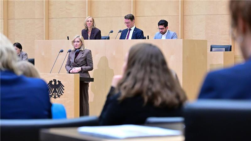 Protest von Hausärzten – Plätze im Wartezimmer gesperrt? Das Sparpaket von Ministerin Warken stößt auf Einwände unter den Ländern. (Archivbild)