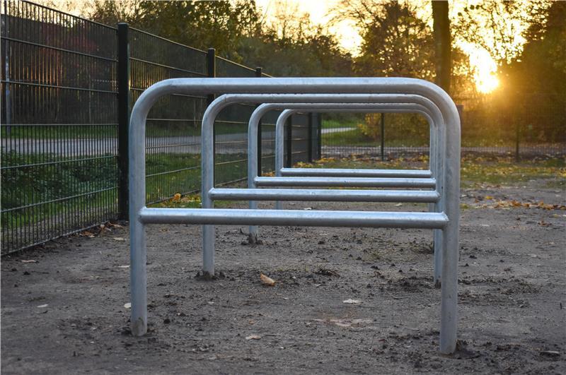 Alles für die Jugend: Das bietet das Speedy in Horneburg jetzt Silberne Fahrradständer vor einem grünen Zaun.