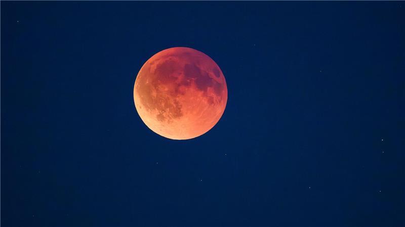 Rötliche Scheibe: Totale Mondfinsternis über Deutschland Das Spektakel ereignete sich zu einer Uhrzeit, zu der die meisten Menschen noch wach waren.