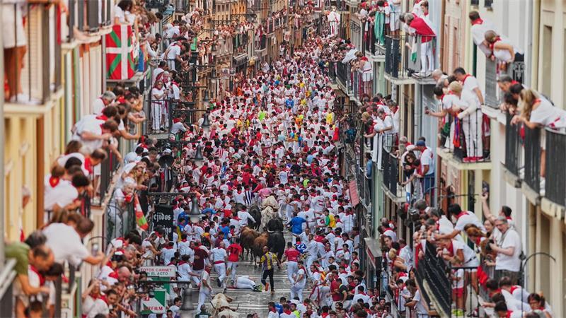 Viele Verletzte bei dritter Stierhatz in Pamplona Das Spektakel ist umstritten, aber sehr beliebt.