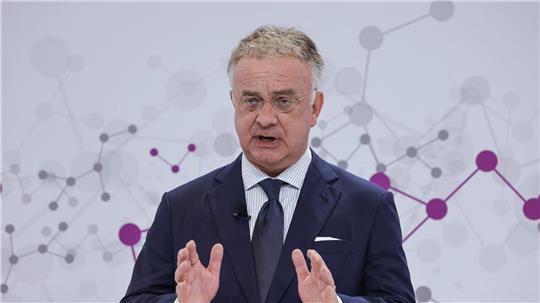 Das Spezialchemieunternehmen Evonik will künftig weniger Dividende an die Aktionärinnen und Aktionäre ausschütten, um mehr Geld für Investitionen und Schuldenabbau zu haben. (Symbolbild)