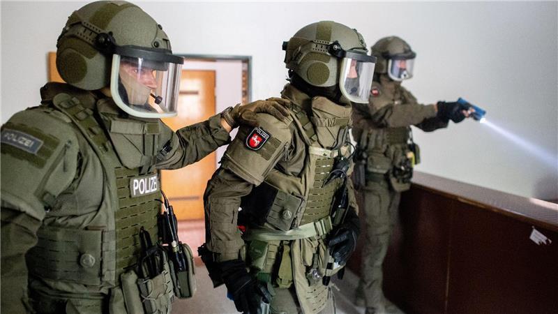 Terror, Amok, Waffen – 50 Jahre Spezialeinheiten in Niedersachsen Das Spezialeinsatzkommando (SEK) und das Mobile Einsatzkommando (MEK) kommen zum Einsatz, wenn besondere Gefahren drohen oder spezialisiertes Wissen gefragt ist.