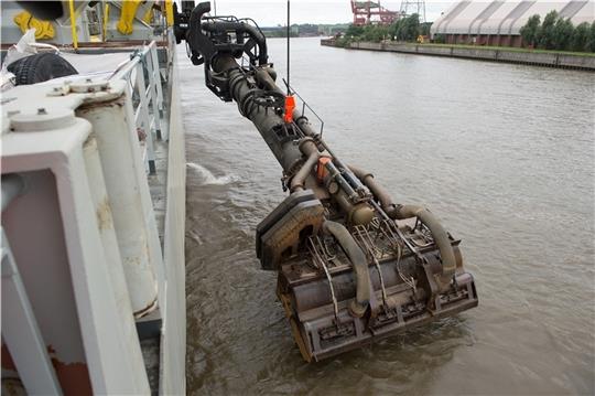 Das Spezialschiff „Bartolomeu Dias“ baggert Schlick im Hafen aus der Elbe in seinen Laderaum und verklappt diesen anschließend in der Nordsee. Foto: Reinhardt/dpa