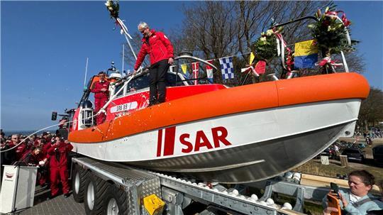 Das Spezialschiff „E. Ruhfus“ schafft mehr als 60 Kilometer pro Stunde.