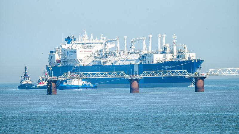 Ohne Chlor und feste Brücke - Zweites LNG-Terminal vor Start Das Spezialschiff „Excelsior“ soll nach seiner Ankunft als Teil des zweiten schwimmenden LNG-Terminals in Wilhelmshaven in einen Testbetrieb gehen.