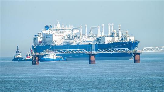 Das Spezialschiff „Excelsior“ soll nach seiner Ankunft als Teil des zweiten schwimmenden LNG-Terminals in Wilhelmshaven in einen Testbetrieb gehen.