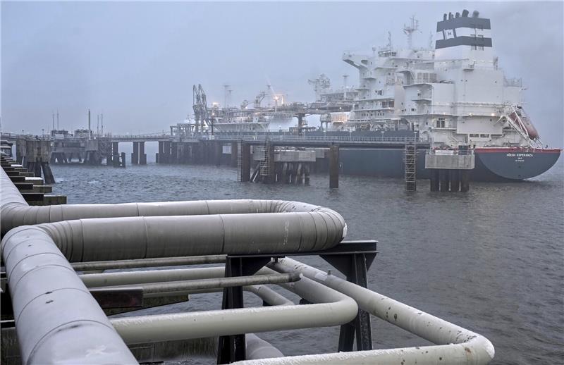 Das Spezialschiff "Höegh Esperanza" liegt während der Eröffnung des LNG-Terminals in Wilhelmshaven vor Anker. Foto: Michael Sohn/AP POOL/AP