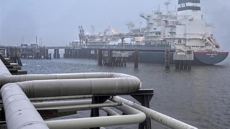 Das Spezialschiff «Höegh Esperanza» liegt während der Eröffnung des LNG-Terminals in Wilhelmshaven vor Anker. In Wilhelmshaven wurde der erste Anleger für die Ankunft von Schiffen mit Flüssigerdgas fertiggestellt. Das LNG-Terminal wird heute in Betrieb genommen. +++ dpa-Bildfunk +++