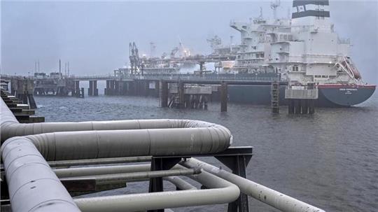 Das Spezialschiff «Höegh Esperanza» liegt während der Eröffnung des LNG-Terminals in Wilhelmshaven vor Anker. In Wilhelmshaven wurde der erste Anleger für die Ankunft von Schiffen mit Flüssigerdgas fertiggestellt. Das LNG-Terminal wird heute in Betrieb genommen. +++ dpa-Bildfunk +++