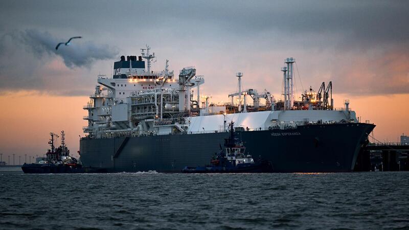 Das Spezialschiff „Höegh Esperanza“ wird in Wilhelmshaven angelegt.
