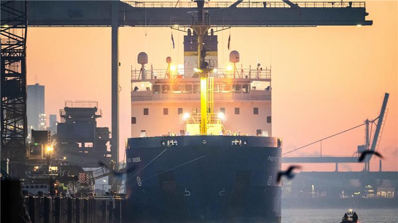 Castor-Transport rollt von Niedersachsen nach Bayern Das Spezialschiff „Pacific Grebe“ mit sieben Castor-Behältern an Bord legt in der Morgendämmerung im Hafen an.