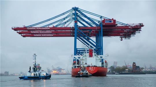 Das Spezialschiff Zhen Hua 27 mit drei neuen Containerbrücken für die Hamburger Hafen und Logistik AG (HHLA) fährt auf der Elbe in Richtung Hamburg.