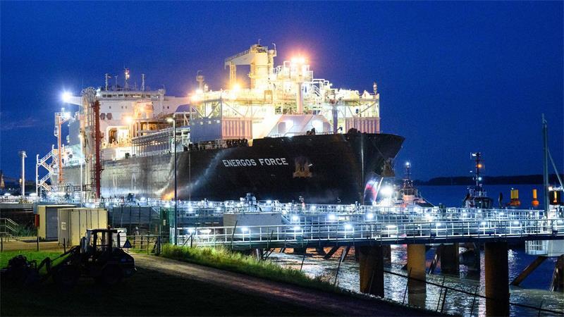 Das Spezialschiff und schwimmende LNG-Terminal "Energos Force" legt im Industriehafen Stade-Bützfleth an. 