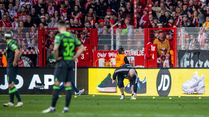 Fan-Proteste in der Bundesliga - Union-Partie vor Abbruch Das Spiel 1. FC Union Berlin gegen den VfL Wolfsburg wurde länger unterbrochen, nachdem Fans Tennisbälle auf den Rasen geworfen hatten.