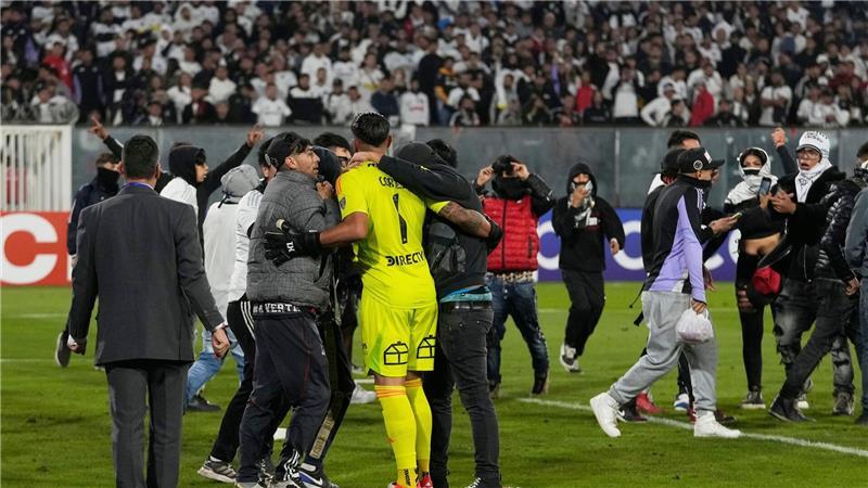 Zwei tote Fußball-Fans vor abgebrochenem Spiel in Chile Das Spiel Colo Colo - Fortaleza in Santago de Chile wurde nach Ausschreitungen abgebrochen.
