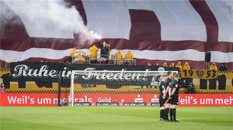 Das Spiel in Dresden war schon nach wenigen Minuten wegen des Abbrennens von Pyrotechnik unterbrochen.