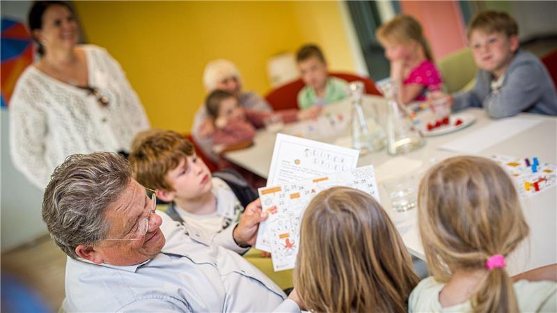 Für Kinderrechte: Minister spielt mit Kita-Gruppe Das Spiel kann im Internet heruntergeladen oder bestellt werden.