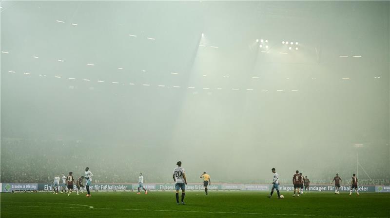 Das Spiel von Hannover 96 gegen den VfL Bochum ist wegen Rauch im Stadion unterbrochen.