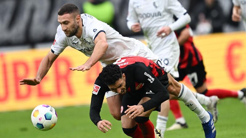 Fan-Proteste in der Bundesliga - Union-Partie vor Abbruch Das Spiel zwischen Frankfurt und Bochum war hart umkämpft: Hier Omar Marmoush (r) und der Bochumer Ivan Ordets im direkten Duell.