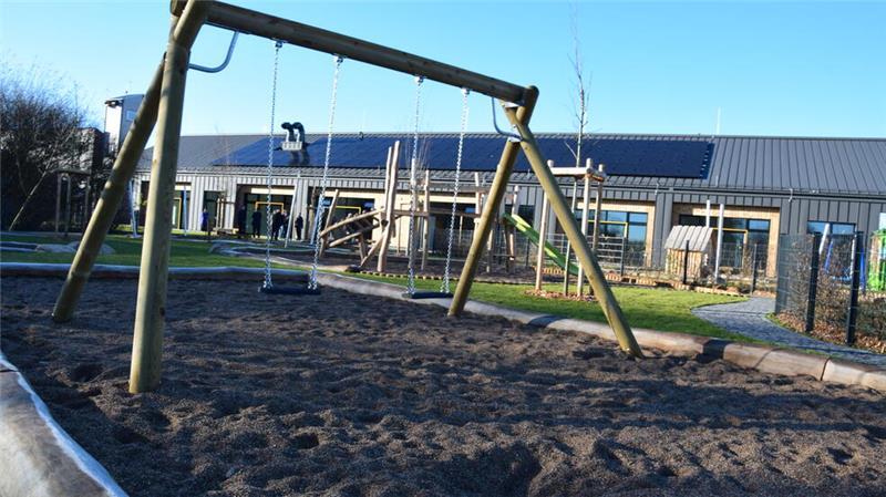Das Spielgelände an der Kita Hinter der Wettern ist 2000 Quadratmeter groß. Auf einer Rasenfläche werden noch Fußballtore aufgestellt.
