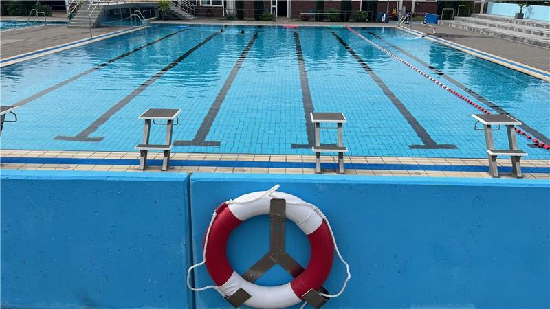 Das Sportbecken im Freibad Bützfleth. Der Rettungsring hat Symbolkraft. Die Stadt wirft ihn aus, will das Bad für viel Geld sanieren.