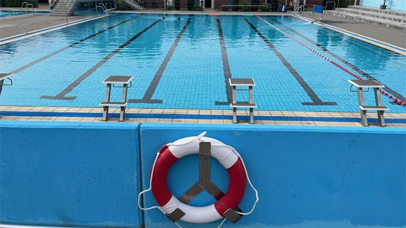 Das Sportbecken im Freibad Bützfleth. Der Rettungsring hat eine gewisse Symbolkraft. Ein Ratsmitglied ist gegen die geplante Freibadsanierung.