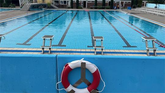 Das Sportbecken im Freibad Bützfleth. Der Rettungsring hat eine gewisse Symbolkraft.