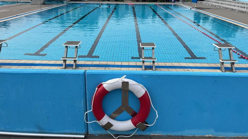Freibäder im Landkreis Stade im TAGEBLATT-Check – Das Fazit Das Sportbecken im Freibad Bützfleth. Der Rettungsring hat eine gewisse Symbolkraft.