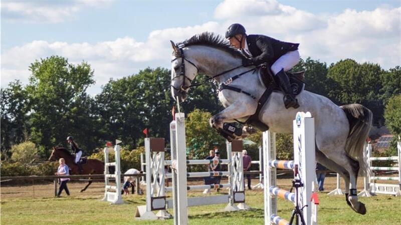 Frank Martin (RV Der Montagsclub) auf seinem Schimmel Lucky Luke konnte am Sonntag das Springreiten Kl. M ** mit null Fehlerpunkten gewinnen.