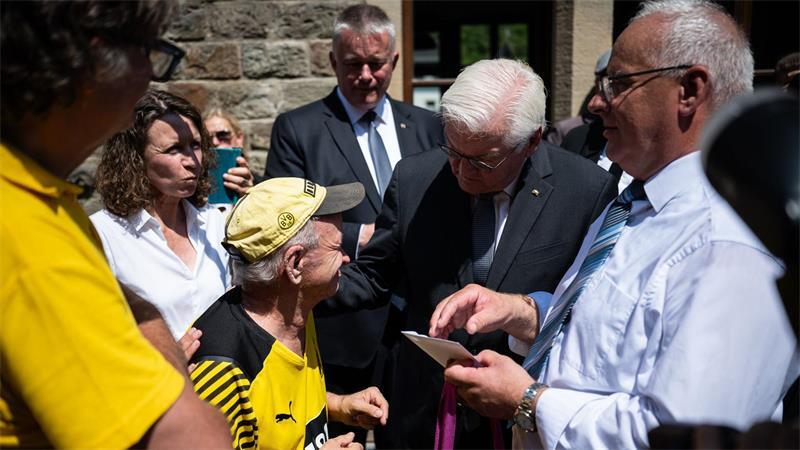 Das Staatsoberhaupt wird herzlich im Ahrtal empfangen. 