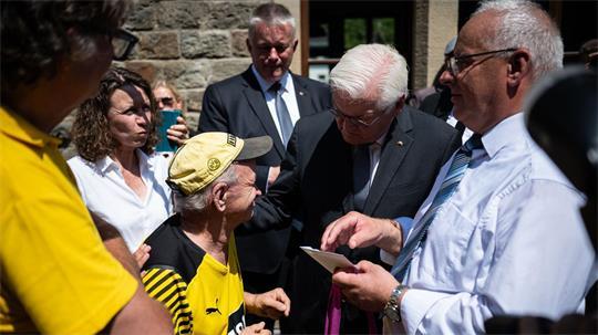 Das Staatsoberhaupt wird herzlich im Ahrtal empfangen. 