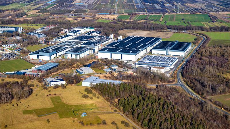 CFK-Technologie im Fokus: Airbus setzt in Stade auf innovative Flugzeugteile Das Stader Airbus-Werk wurde bereits mehrfach erweitert. Im Hintergrund ist die Elbe zu sehen.