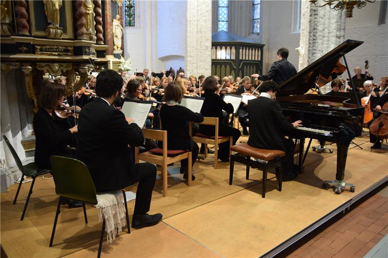 Das Stader Kammerorchester mit dem Pianisten David Tonojan am Sonnabend in der St.-Wilhadi-Kirche während seines Herbstkonzertes. Foto: Strüning