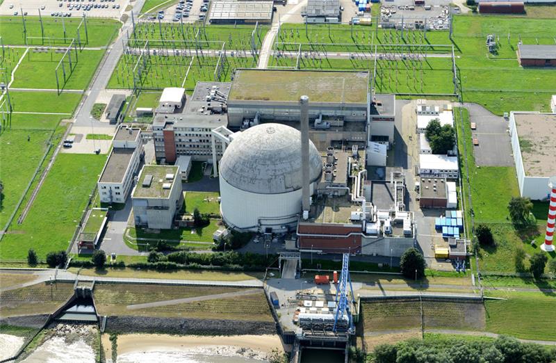 Das Stader Kernkraftwerk wird abgebaut. Von außen ist davon noch wenig zu sehen, aber im Inneren hat sich bereits viel getan.  Luftfoto: Martin Elsen